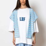 "Na paizei to transistor" Logo-printed T-shirt with striped sweater