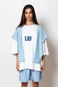 "Na paizei to transistor" Logo-printed T-shirt with striped sweater
