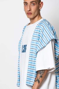 "Na paizei to transistor" Logo-printed T-shirt with striped sweater - Image 6
