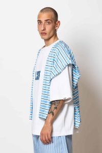 "Na paizei to transistor" Logo-printed T-shirt with striped sweater - Image 7