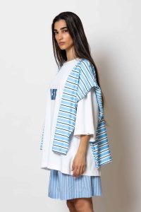"Na paizei to transistor" Logo-printed T-shirt with striped sweater - Image 3
