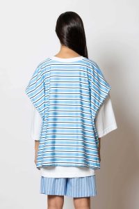 "Na paizei to transistor" Logo-printed T-shirt with striped sweater - Image 4