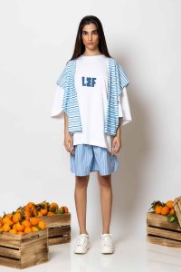 "Na paizei to transistor" Logo-printed T-shirt with striped sweater - Image 2