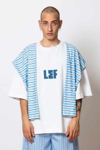 "Na paizei to transistor" Logo-printed T-shirt with striped sweater - Image 5