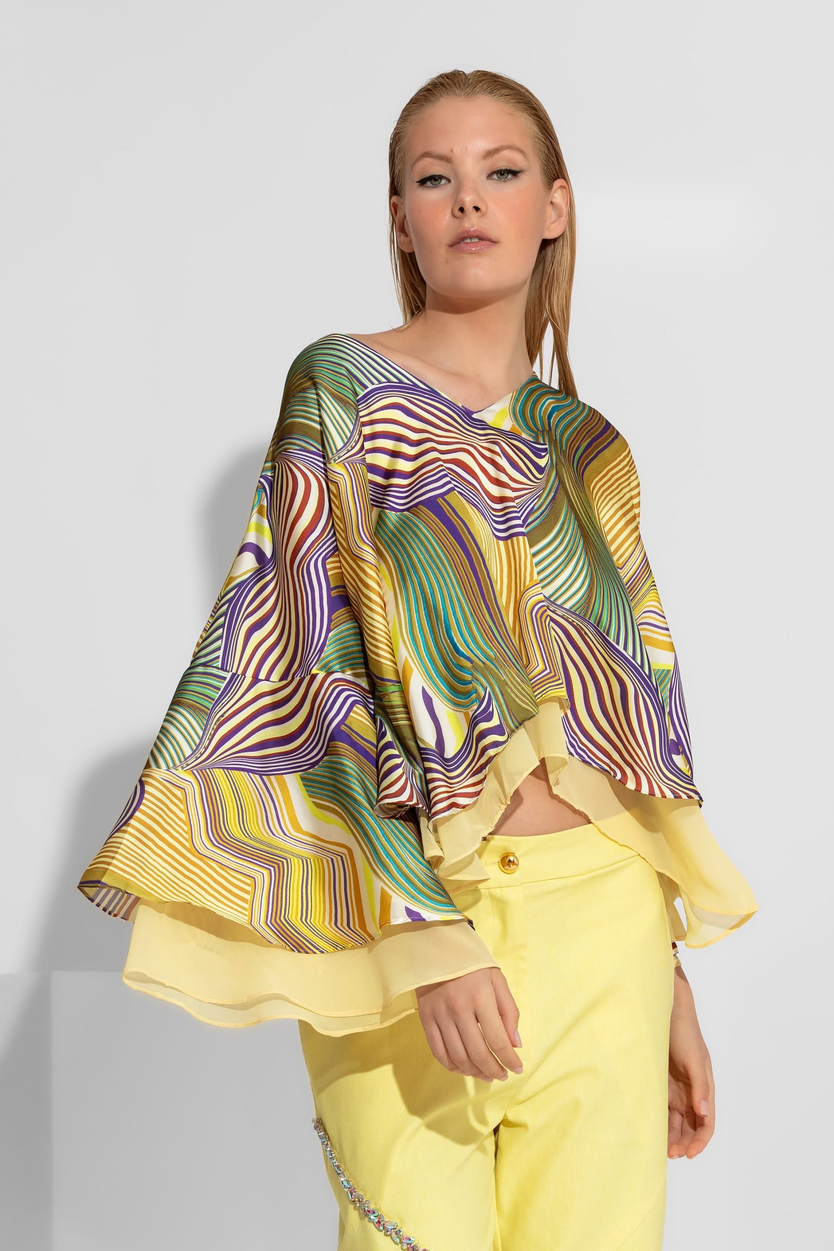 2604010-139-satin-blouse Geranium Σατέν Τοπ με Abstract Print και Βολάν - Image 1