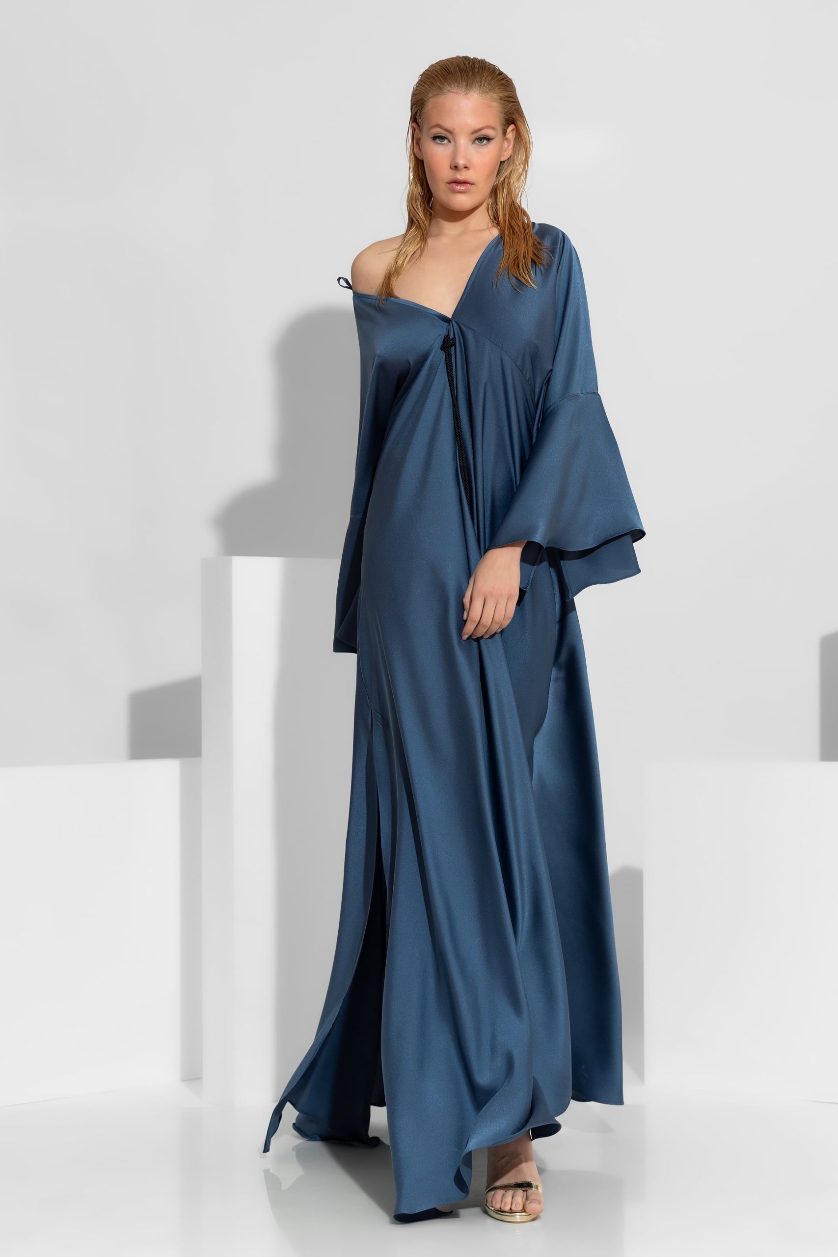 2606018-189-satin-dress Allium Σατέν Μάξι Φόρεμα άνοιγμα στο πλάι - Image 1